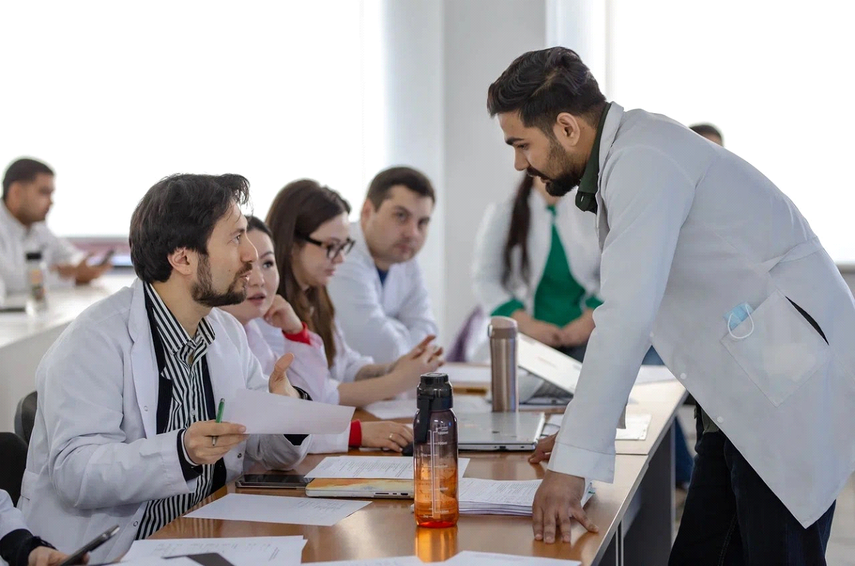 BMMI Held Student Debates on Controversial Issues in Modern Medicine 4