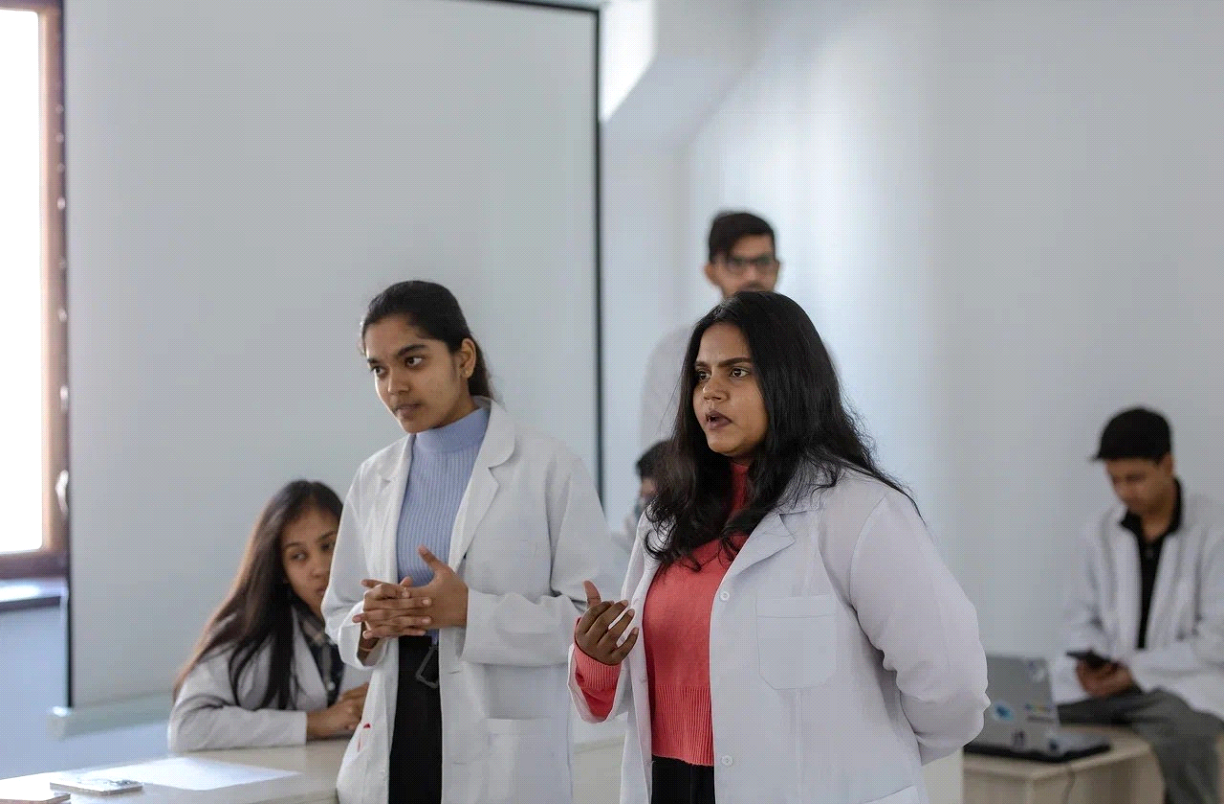 BMMI Held Student Debates on Controversial Issues in Modern Medicine 5