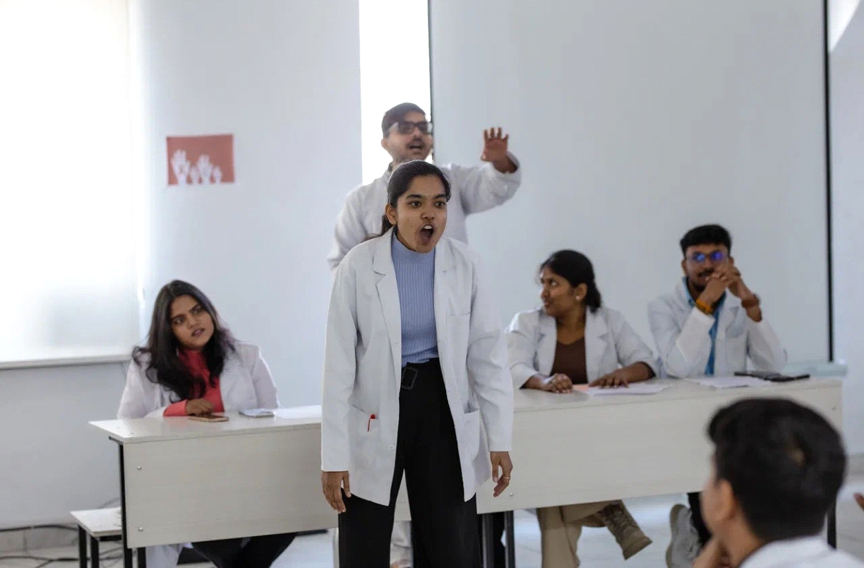 BMMI Held Student Debates on Controversial Issues in Modern Medicine 6