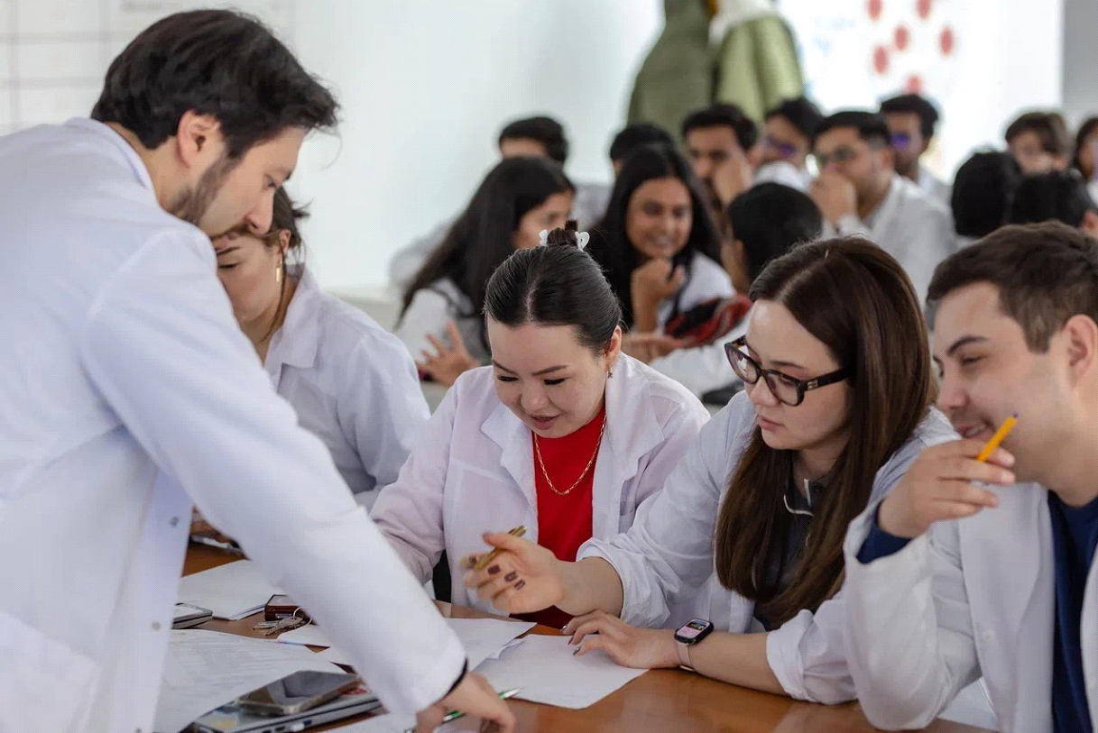 BMMI Held Student Debates on Controversial Issues in Modern Medicine 7